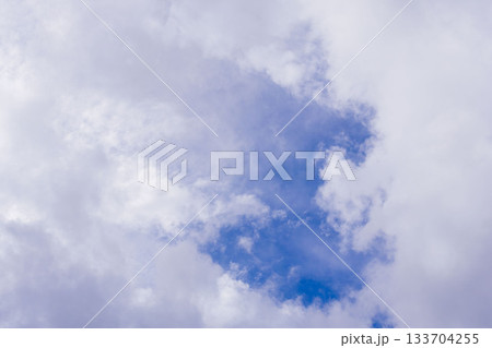 秋の空　見上げた青空と雲04 133704255