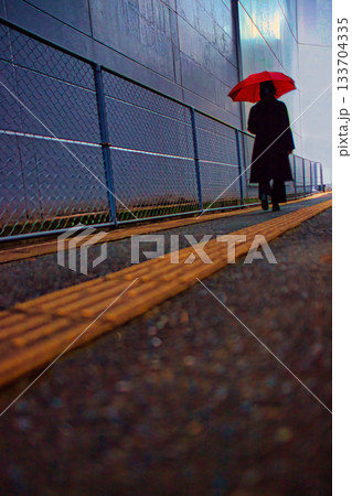 雨の日の街の裏路地を歩く女性 雨の日の街の裏路地を歩く女性 133704335