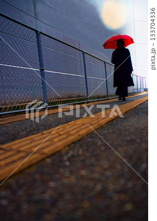 雨の日の街の裏路地を歩く女性 雨の日の街の裏路地を歩く女性 133704336