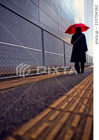 雨の日の歩道を歩く女性 雨の日の歩道を歩く女性 133704362