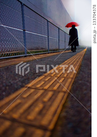 雨の日の裏路地を歩く女性 雨の日の裏路地を歩く女性 133704378