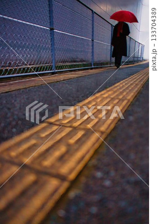 雨の歩道橋を歩く日傘の女性 雨の歩道橋を歩く日傘の女性 133704389