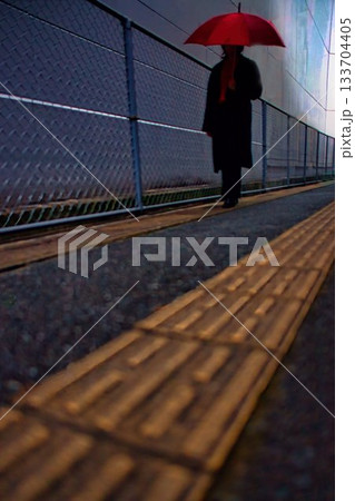 雨の日の歩道橋を歩く人 雨の日の歩道橋を歩く人 133704405