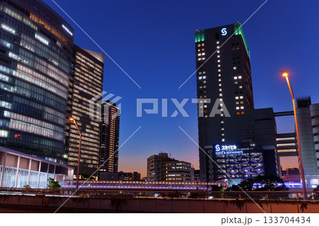 クリスマスシーズンの横浜駅周辺の夜景 133704434