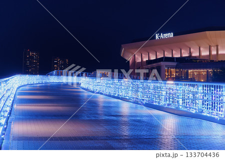 クリスマスシーズンの横浜 横浜駅付近の商業施設・ミュージックテラス(Kアリーナ横浜) クリスマスシーズンの横浜 横浜駅付近の商業施設・ミュージックテラス(Kアリーナ横浜) 133704436