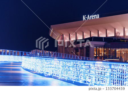 クリスマスシーズンの横浜 横浜駅付近の商業施設・ミュージックテラス(Kアリーナ横浜) クリスマスシーズンの横浜 横浜駅付近の商業施設・ミュージックテラス(Kアリーナ横浜) 133704439