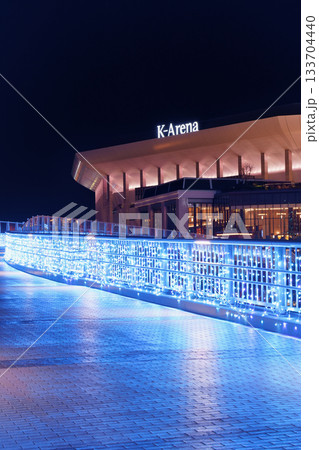 クリスマスシーズンの横浜 横浜駅付近の商業施設・ミュージックテラス(Kアリーナ横浜) クリスマスシーズンの横浜 横浜駅付近の商業施設・ミュージックテラス(Kアリーナ横浜) 133704440
