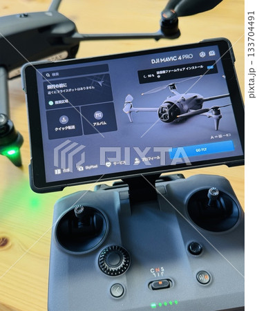 ドローンと操縦機プロポ「DJI Mavic 4 Pro」送信機 133704491