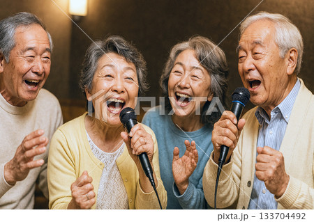 カラオケを楽しんでいるシニア仲間 133704492