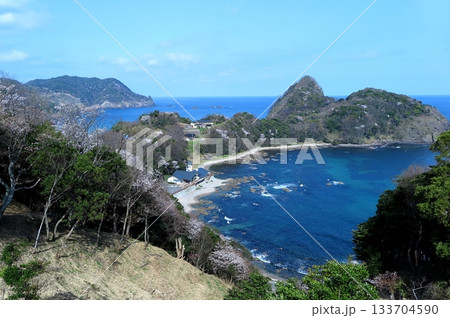 日本海のダイナミックな風景が続く竹野海岸：大浦湾の遠景 133704590