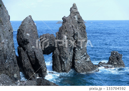 日本海のダイナミックな風景が続く竹野海岸：但馬漁火ラインから見た「はさかり岩」 133704592