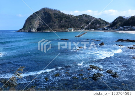 日本海のダイナミックな風景が続く竹野海岸:切浜海水浴場に寄せる波 日本海のダイナミックな風景が続く竹野海岸:切浜海水浴場に寄せる波 133704593