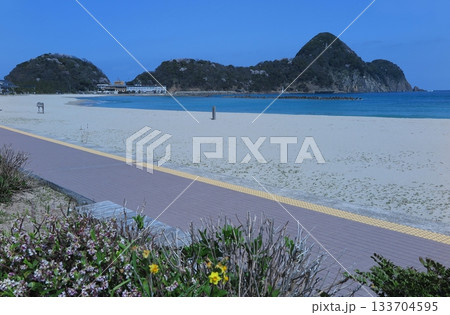 日本海のダイナミックな風景が続く竹野海岸:白砂の浜が広がる竹野浜海水浴場 日本海のダイナミックな風景が続く竹野海岸:白砂の浜が広がる竹野浜海水浴場 133704595