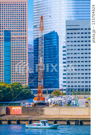 日本の東京都市景観 汐留のビル群や旧築地市場(6)仮設搬出入路及び荷揚げ桟橋上部工撤去工事などを望む 日本の東京都市景観 汐留のビル群や旧築地市場(6)仮設搬出入路及び荷揚げ桟橋上部工撤去工事などを望む 133704824
