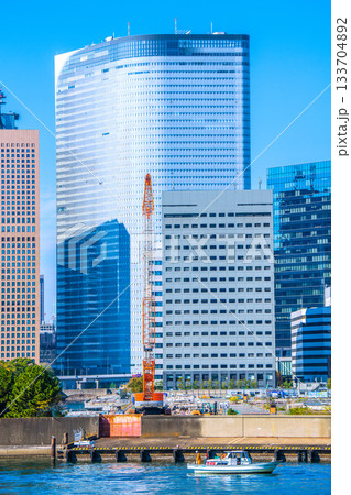 日本の東京都市景観 汐留のビル群や旧築地市場（6）仮設搬出入路及び荷揚げ桟橋上部工撤去工事などを望む 133704892