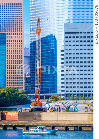 日本の東京都市景観 汐留のビル群や旧築地市場（6）仮設搬出入路及び荷揚げ桟橋上部工撤去工事などを望む 133705076