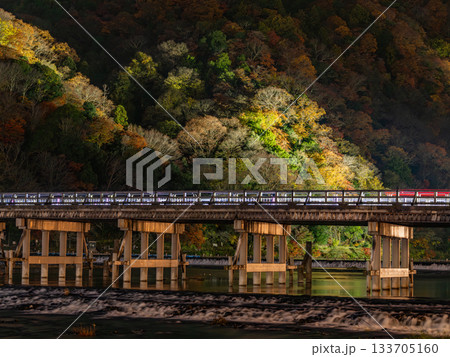 渡月橋とライトアップされた嵐山の夜景 渡月橋とライトアップされた嵐山の夜景 133705160