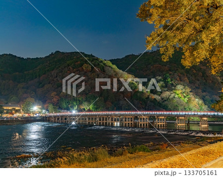渡月橋とライトアップされた嵐山の夜景 渡月橋とライトアップされた嵐山の夜景 133705161