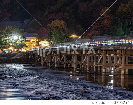 渡月橋から見たライトアップされた嵐山の夜景 133705254