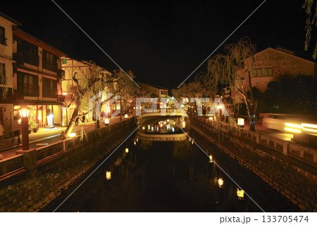湯巡り客が歩く城崎温泉の幻想的な夜景 133705474