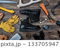 木製テーブルの上のアウトドアブーツとギア 133705947