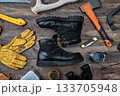 木製テーブルの上のアウトドアブーツとギア 133705948