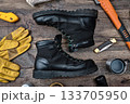 木製テーブルの上のアウトドアブーツとギア 133705950