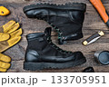 木製テーブルの上のアウトドアブーツとギア 133705951