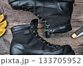 木製テーブルの上のアウトドアブーツとギア 133705952