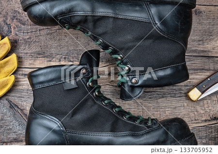 木製テーブルの上のアウトドアブーツとギア 133705952