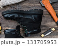 木製テーブルの上のアウトドアブーツとギア 133705953