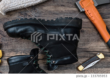 木製テーブルの上のアウトドアブーツとギア 133705953