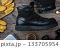 木製テーブルの上のアウトドアブーツとギア 133705954