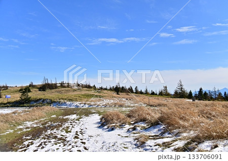 初雪の残る晩秋の美ヶ原高原 初雪の残る晩秋の美ヶ原高原 133706091