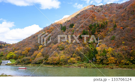 晩秋の最上川 静かに下る観光船 山形県 晩秋の最上川 静かに下る観光船 山形県 133706124