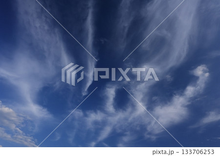 自然 気象 巻雲、高高度にできる繊維状の白い雲。この雲は南北方向に長く伸びています 自然 気象 巻雲、高高度にできる繊維状の白い雲。この雲は南北方向に長く伸びています 133706253