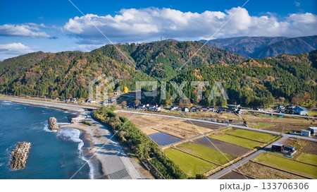 日本の富山県朝日町笹川地区周辺の風景 133706306
