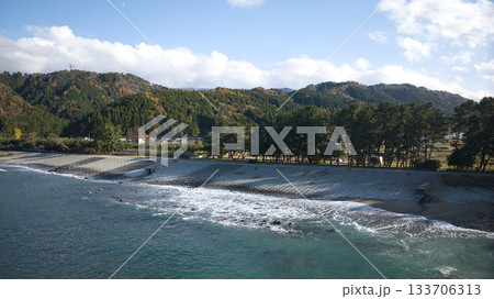 日本の富山県朝日町笹川地区周辺の風景 日本の富山県朝日町笹川地区周辺の風景 133706313