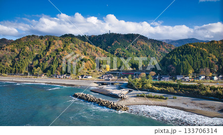 日本の富山県朝日町笹川地区周辺の風景 133706314