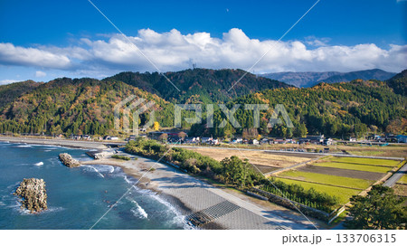 日本の富山県朝日町笹川地区周辺の風景 133706315
