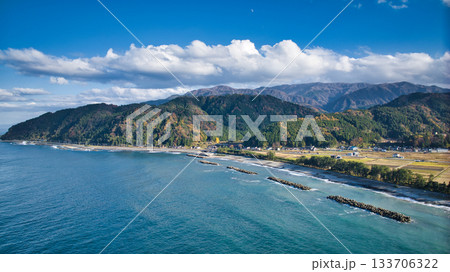 日本の富山県朝日町笹川地区周辺の風景 133706322