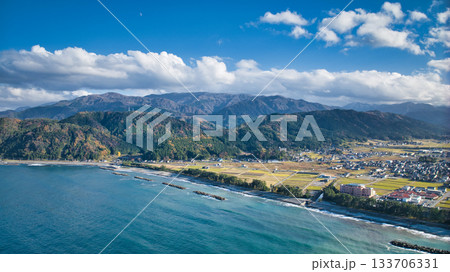 日本の富山県朝日町笹川地区周辺の風景 日本の富山県朝日町笹川地区周辺の風景 133706331