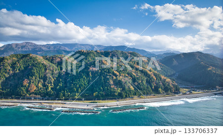 日本の富山県朝日町笹川地区周辺の風景 日本の富山県朝日町笹川地区周辺の風景 133706337
