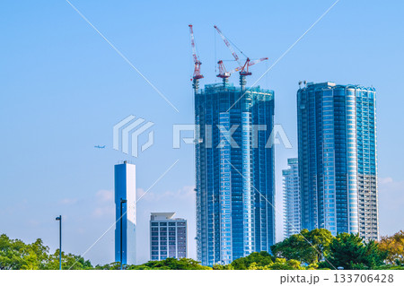 日本の東京都市景観航空機や建設中の豊海地区・タワーマンションなどを望む 日本の東京都市景観航空機や建設中の豊海地区・タワーマンションなどを望む 133706428