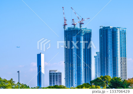 日本の東京都市景観航空機や建設中の豊海地区・タワーマンションなどを望む 日本の東京都市景観航空機や建設中の豊海地区・タワーマンションなどを望む 133706429