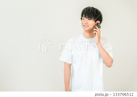 スマホで電話する若いアジア人男性 スマホで電話する若いアジア人男性 133706512