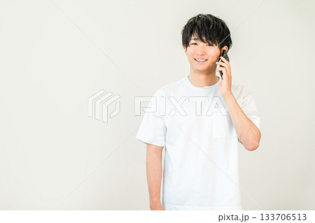 スマホで電話する若いアジア人男性 スマホで電話する若いアジア人男性 133706513