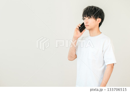 スマホで電話する若いアジア人男性 スマホで電話する若いアジア人男性 133706515