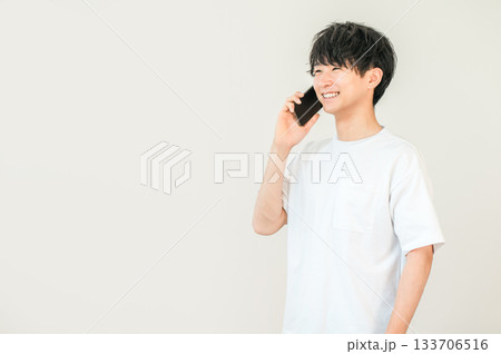 スマホで電話する若いアジア人男性 スマホで電話する若いアジア人男性 133706516