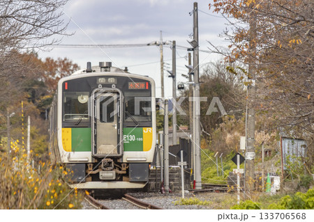 上総亀山駅に停車中の久留里線の列車 133706568